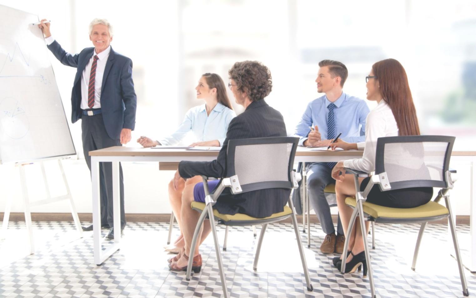 Verkaufstraining mit praktischen Übungen und Gruppenarbeit